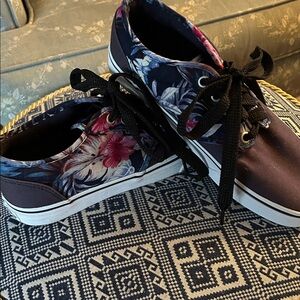 Vans Off The Wall Women’s Sneakers Size 9- Like New